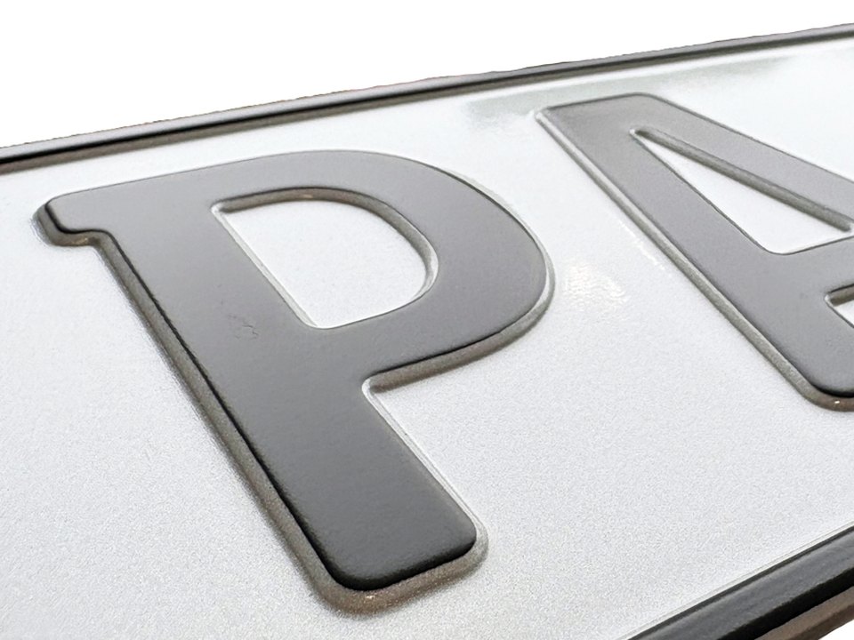 Foto: Aluminiumschild mit ins Blech geprägten, eingefärbten Zeichen