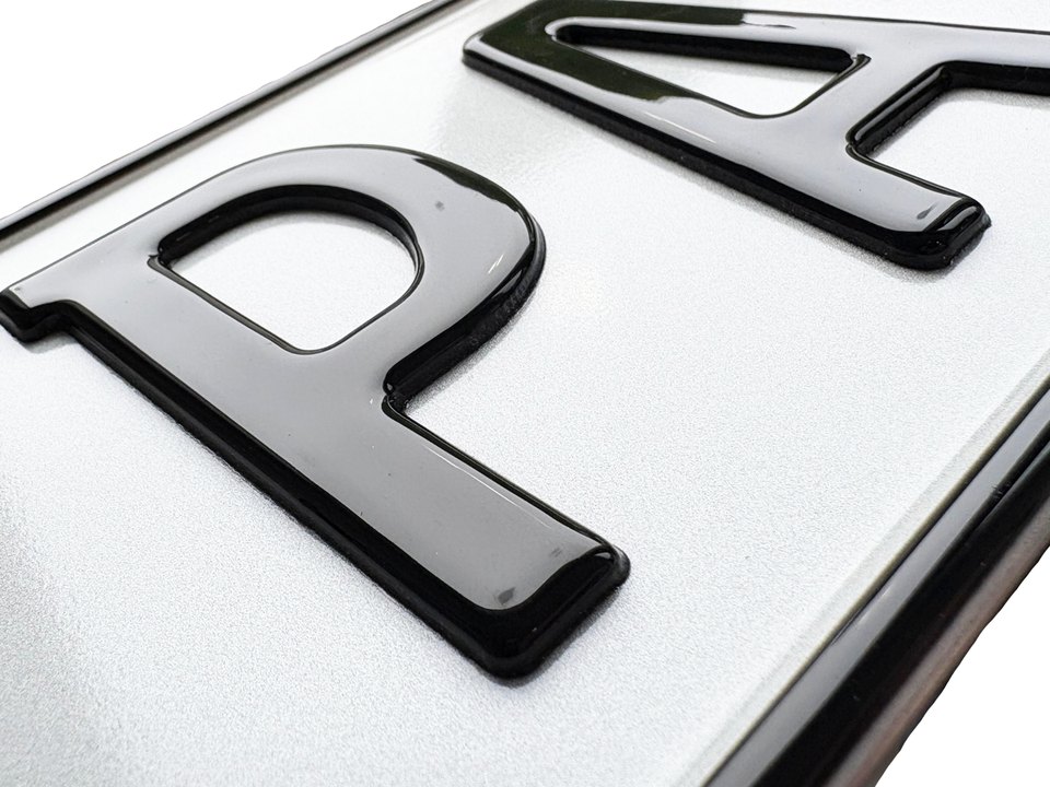Foto: N3XTPLATE mit 3D-gedruckten, glänzenden Zeichen auf Aluminiumplatine