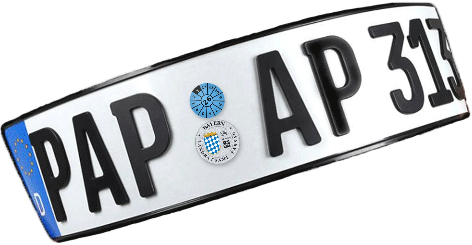 3D Kennzeichen in schwarz matt mit erhabenen Lettern, HU-Plakette und bayerischer Stempelplakette des Landratsamts Passau